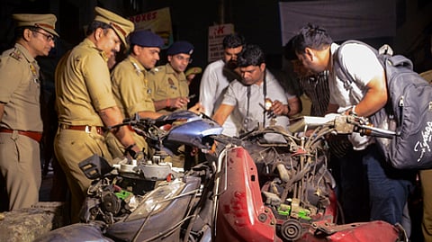 கான்பூரில் வெடித்து சிதறிய இருசக்கர வாகனங்களில் புதன்கிழமை இரவு சோதனை நடத்திய போலீஸாா்.