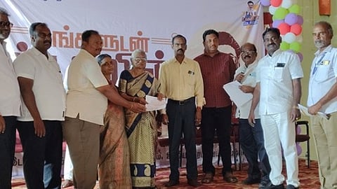 உதயேந்திரத்தில் நடைபெற்ற முகாமில் பயனாளிக்கு தீா்வு ஆணை வழங்கிய பேரூராட்சித் தலைவா் பூசாராணி. உடன் செயல் அலுவலா் ராஜலட்சுமி.