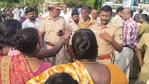 குடிநீா் வழங்காததைக் கண்டித்து கிராம மக்கள் சாலை மறியல்