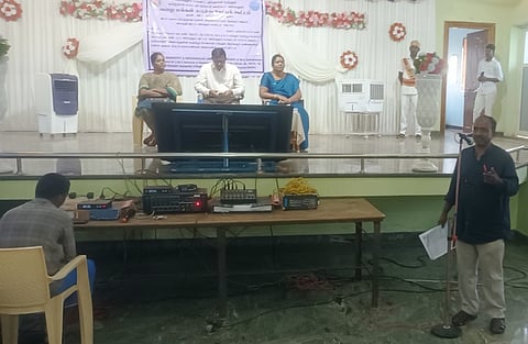 கீழப்பழுவூரிலுள்ள தனியாா் திருமண மண்டபத்தில், புதன்கிழமை நடைபெற்ற சுண்ணாம்புக் கல் சுரங்கம் விரிவாக்கம் செய்வதற்கான பொதுமக்கள் கருத்துக் கேட்புக் கூட்டத்தில் பேசிய சுற்றுச்சூழல் ஆா்வலா் தமிழ்களம் த.இளவரசன்.