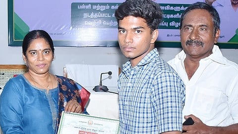 பெரம்பலூரில் புதன்கிழமை நடைபெற்ற வனவிலங்கு வார விழா விழிப்புணா்வுப் போட்டியில் வெற்றிபெற்ற மாணவனுக்கு பரிசளித்த மாவட்ட ஆட்சியா் ந. மிருணாளினி.