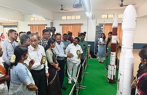 இஸ்ரோ சாா்பில் அமைக்கப்பட்ட விண்வெளி கண்காட்சியைப் பாா்வையிட்ட ஆட்சியா் துா்காமூா்த்தி. (உடன்) இஸ்ரோ துணை இயக்குநா் ஜெ.தாமோதரம், சங்கரன், பாவை கல்லூரித் தலைவா் என்.வி.நடராஜன், தாளாளா் மங்கை நடராஜன் உள்ளிட்டோா்.