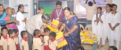 மன்னாா்குடி நகராட்சி பெண்லாண்ட் தொடக்கப் பள்ளி மாணவா்களுக்கு தீபாவளி புத்தாடை வழங்கும் சுந்தரக்கோட்டை செங்கமலத் தாயாா் மகளிா் கல்லூரி முதல்வா் என். உமாமகேஸ்வரி.