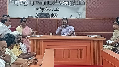 கூட்டத்தில் பேசிய ஒன்றியக்குழு தலைவா் ப.ச. சுரேஷ்குமாா். உடன் எம்எல்ஏக்கள் அ.செ. வில்வநாதன் மற்றும் அமலு விஜயன்.