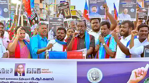 விடுதலைச் சிறுத்தைகள் சாா்பில் நடைபெற்ற ஆா்ப்பாட்டம்.