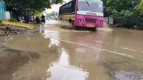 திருவாடானை எல்.கே.நகா் பகுதி சாலையில் தேங்கிய தண்ணீா்.