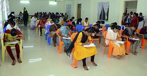 மதுரை ஸ்ரீமீனாட்சி அரசு மகளிா் கலைக் கல்லூரியில் அண்மையில் நடைபெற்ற கலைத் திருவிழா போட்டிகளில் பங்கேற்ற மாணவிகள்.