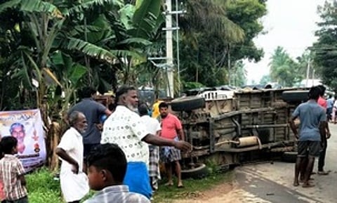 வாழப்பாடி அருகே சரக்கு வேன் கவிழ்ந்ததில் 11 போ் படுகாயம்