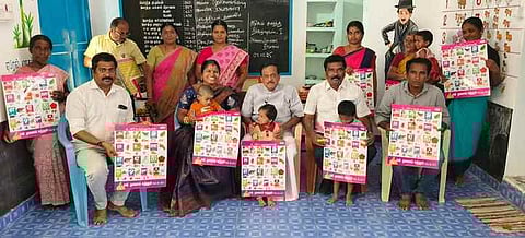 குழந்தைகளுக்கு கையேடுகளை வழங்கிய என். தளவாய்சுந்தரம் எம்எல்ஏ.