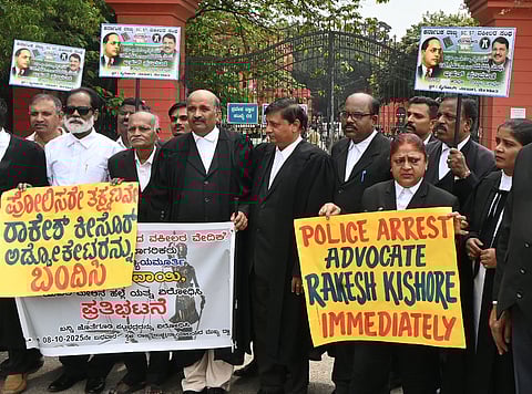 ராகேஷ் கிஷோரைக் கண்டித்து வழக்குரைஞா்கள் ஆர்ப்பாட்டம்