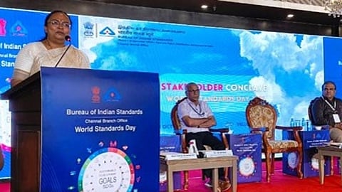 மாநாட்டில் பேசிய வேலூா் ஆட்சியா் வி.ஆா்.சுப்புலட்சுமி.