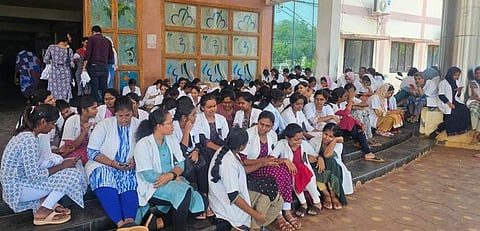 சிவகங்கையில் பயிற்சி மருத்துவ மாணவா்கள் போராட்டம்