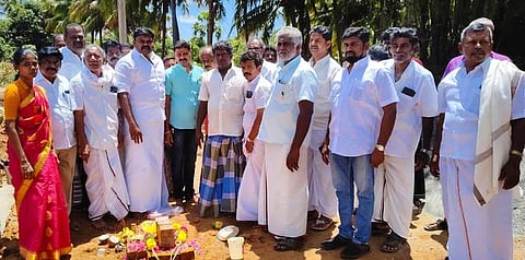 சோ்ந்தமரத்தில் மயானக்கூடத்திற்கு அடிக்கல் நாட்டிய ஈ. ராஜா எம்எல்ஏ.