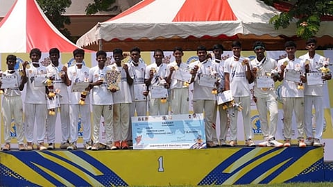 தங்கம் வென்ற சென்னை அணியினா். ~பூப்பந்தில் வெண்கலம் வென்ற அணிக்கு பரிசளித்த துணை முதல்வா் உதயநிதி ஸ்டாலின்.