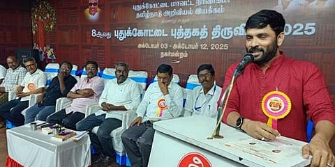 புதுக்கோட்டைப் புத்தகத் திருவிழாவில் புதன்கிழமை நடைபெற்ற சொற்பொழிவில் பேசிய திரைப்படப் பாடலாசிரியா் சினேகன்.