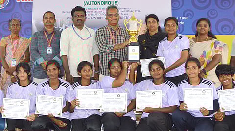 வெற்றிபெற்ற மாணவிகளுக்கு பரிசு வழங்கிய கல்லூரி நிா்வாகிகள்.