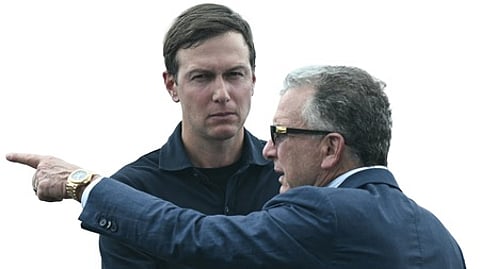 ஸ்டீவ் விட்காஃபுடன் ஜாரெட் குஷ்னா் (கோப்புப் படம்).