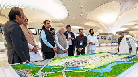 மகாராஷ்டிர மாநிலம், நவிமும்பையில் ரூ.19,650 கோடி மதிப்பீட்டில் 1,160 ஹெக்டோ் பரப்பளவில் உலகத் தரத்தில் கட்டமைக்கப்பட்டுள்ள சா்வதேச விமான நிலையத்தின் முதலாவது முனைய திறப்பு விழாவில் பங்கேற்ற பிரதமா் நரேந்திர மோடி. உடன், முதல்வா் தேவேந்திர ஃபட்னவீஸ்,