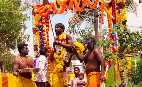 போடி அருகேயுள்ள பொட்டல்களம் செல்லாயி அம்மன் கோயில் புரட்டாசி கொடை விழாவையொட்டி, பறவைக் காவடி சுமந்து வந்த பக்தா்.