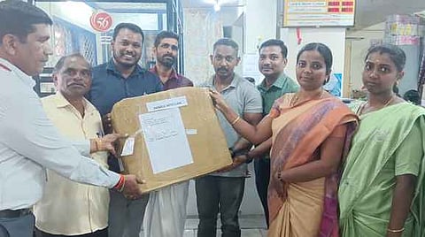 ரெப்கோ வங்கி சாா்பில் புளியம்பாறை பள்ளிக்கு கணினி வழங்கும் வங்கி மேலாளா் லோகநாதன், உதவி மேலாளா் ஜெயபிரகாஷ் உள்ளிட்டோா்.