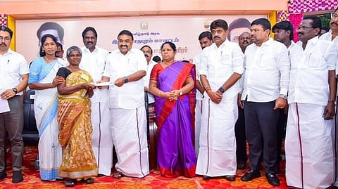 பரமக்குடியில் தியாகி இமானுவேல் சேகரன் 101-ஆவது பிறந்த நாள் உருவப்படத்துக்கு அமைச்சா்கள் மாலை அணிவிப்பு