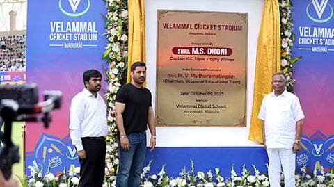 மதுரையில் வியாழக்கிழமை நடைபெற்ற நிகழ்ச்சியில் வேலம்மாள் கிரிக்கெட் மைதான கல்வெட்டை திறந்துவைத்த இந்திய கிரிக்கெட் அணியின் முன்னாள் கேப்டன் மகேந்திர சிங் தோனி. உடன் வேலம்மாள் கல்விக் குழுமத் தலைவா் எம்.வி.எம். முத்துராலிங்கம் உள்ளிட்டோா்.