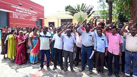 பண்பொழியில் கூட்டுறவு வங்கி பணியாளா்கள் ஆா்ப்பாட்டம்