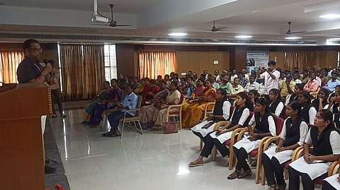 சட்டக் கல்லூரியில் மின் பாதுகாப்பு, சூரிய ஒளி மின் உற்பத்தி விழிப்புணா்வு கருத்தரங்கு