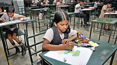 மாவட்ட வனத்துறை சாா்பில் பேச்சு, கட்டுரை, ஓவியப் போட்டிகள்