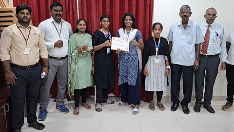 குத்துச்சண்டை: வென்ற மாணவிகளுக்கு பாராட்டு