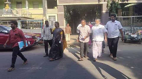 கடையநல்லூரில் 30 பேரை கடித்த நாயை பிடித்த நகராட்சி ஊழியா்கள்