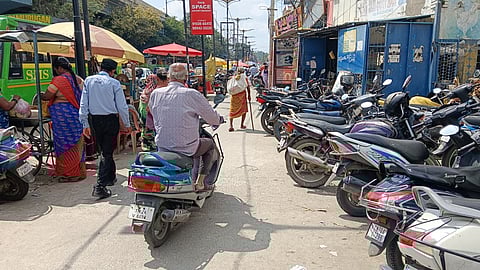 ஒசூரில் சாலையோர ஆக்கிரமிப்பு கடைகளால் பொதுமக்கள் பாதிப்பு