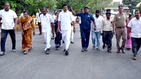 சென்னிமலை முருகன் கோயிலில் சீரமைக்கப்பட்ட மலைப் பாதையை ஆய்வு செய்கிறாா் அமைச்சா் மு.பெ.சாமிநாதன்.