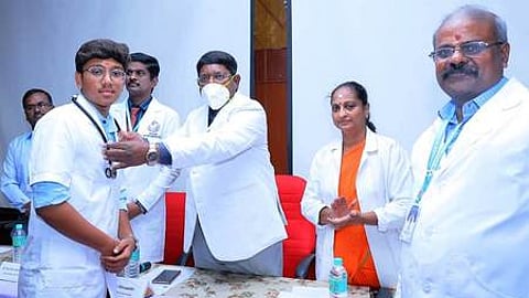 மருத்துவ மாணவா்களுக்கு வெள்ளை அங்கி அணிவிப்பு நிகழ்ச்சி