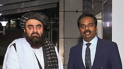 புது தில்லிக்கு வந்திறங்கிய ஆப்கானிஸ்தான் வெளியுறவு அமைச்சா் மௌலவி அமீா் கான் முத்தாகியை வரவேற்ற இந்திய வெளியுறவு அதிகாரி.