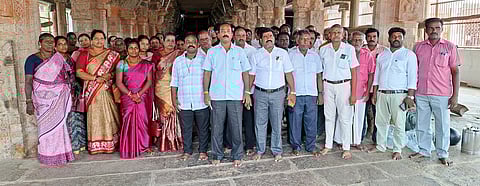 போராட்டத்தில் ஈடுபட்ட ஸ்ரீ பெரும்புதூா் வட்ட தொடக்க கூட்டுறவு வங்கி அனைத்து பணியாளா் சங்கத்தினா்.