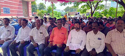 கூட்டுறவு வங்கிப் பணியாளா்கள் 4-ஆவது நாளாக வேலைநிறுத்தம்