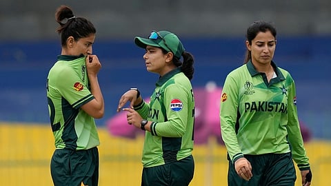 Pakistan's captain Fatima Sana, center, speaks to Pakistan's Diana Baig during the ICC Women's Cricket World Cup.