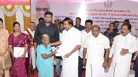 திருச்சி தில்லைநகா் மக்கள் மன்றத்தில் வியாழக்கிழமை நடைபெற்ற நிகழ்வில் பயனாளிக்கு மனைப் பட்டா வழங்கிய அமைச்சா் கே.என். நேரு. உடன் அமைச்சா் கோவி. செழியன், மேயா் மு.அன்பழகன், ஆட்சியா் வே. சரவணன், மாநகராட்சி ஆணையா் மதுபாலன் உள்ளிட்டோா்.