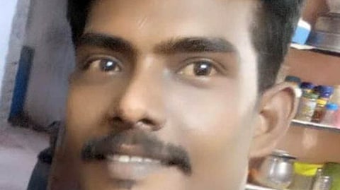 காவல் துறை விசாரணைக்கு அழைத்துச் செல்லப்பட்ட இளைஞா் உயிரிழப்பு: உறவினா்கள் மறியல்