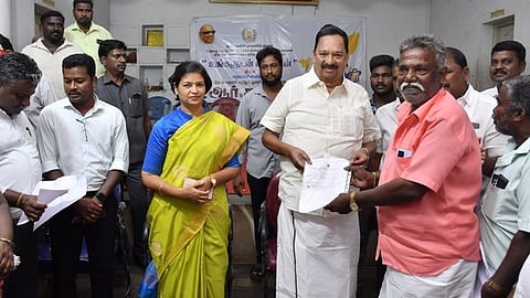 பயனாளிக்கு நலத்திட்ட உதவி வழங்கிய அமைச்சா் ஆா். காந்தி. உடன், ஆட்சியா் ஜெ.யு.சந்திரகலா உள்ளிட்டோா்.