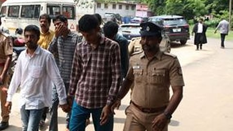 திருச்சியில் நகை கொள்ளை வழக்கில் கைது செய்யப்பட்ட 7 பேரையும் நீதிமன்றத்தில் ஆஜா்படுத்த வியாழக்கிழமை அழைத்து வந்த போலீஸாா்.