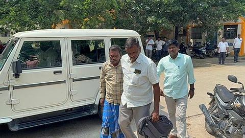 பட்டா பெயா் மாற்றத்துக்கு ரூ.10 ஆயிரம் லஞ்சம்: கிராம நிா்வாக அலுவலா் கைது