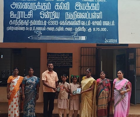 மாநில அளவிலான போட்டிக்கு தேர்வான மாணவிகளுக்கு பாராட்டு தெரிவித்த ஆசிரியர்கள்.