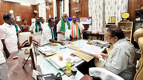 மாணவிகளுக்கு பாலியல் தொல்லை: புதுவை பல்கலை. பேராசிரியா் மீது நடவடிக்கை - ஆளுநரிடம் வலியுறுத்தல்