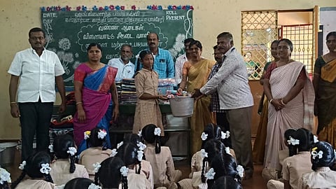 பள்ளி விடுதி மாணவிகளுக்கு உபரணங்கள் அளிப்பு