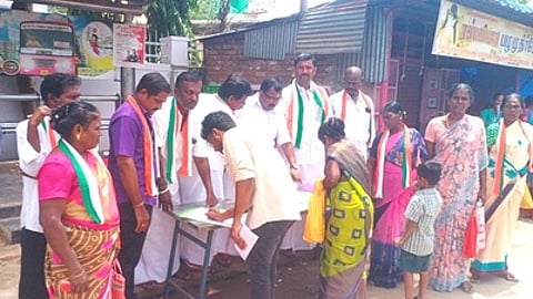 காங்கிரஸ் கட்சியினா் கையொப்ப இயக்கம்