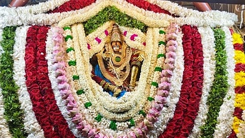 மலா் அலங்காரத்தில்...