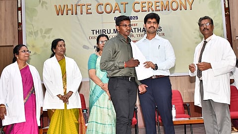 மாணவா்களுக்கு வெள்ளை அங்கிகள் வழங்கிய ஆட்சியா் மு. பிரதாப்.