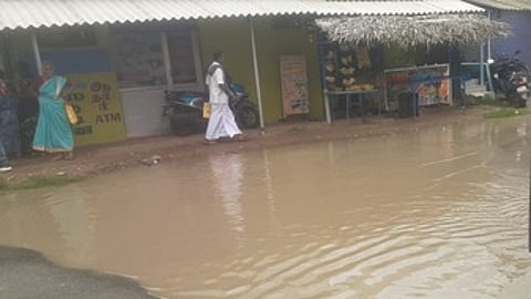 செருவாவிடுதியில் தேங்கிக் கிடக்கும் மழைநீரால் மக்கள் அவதி